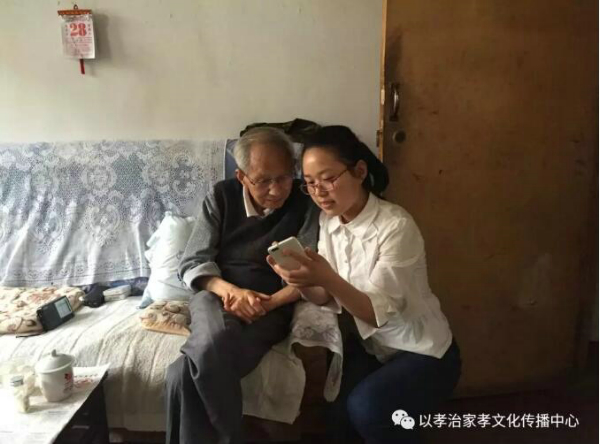 05义工的到来与陪伴也冲淡了老人对手术的恐惧.jpg