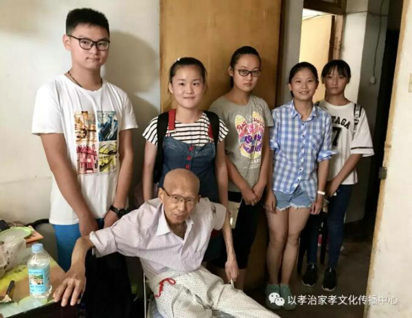 05老人回到家中后.jpg