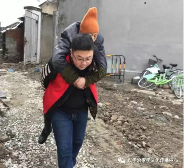 05此时，接到通知的社区主任欧阳月光也第一时间赶到了老人家中.jpg