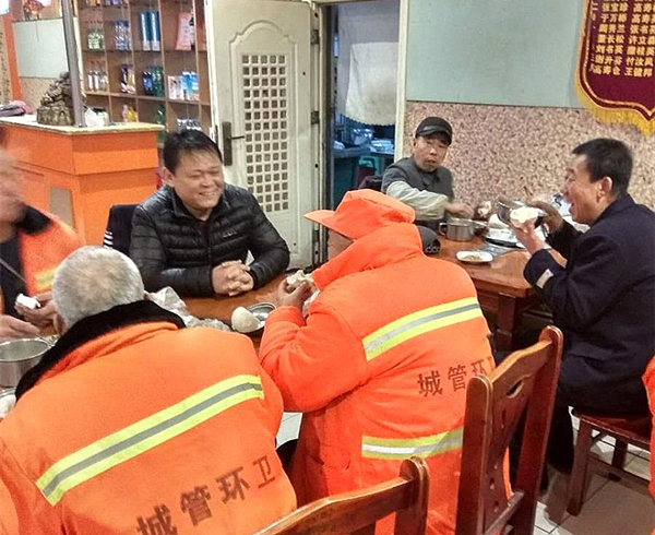 谢金虎在和环卫工人聊天。.jpg