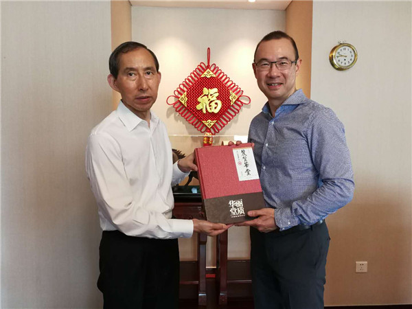 1龙宇翔向郭耀文赠送纪念品.jpg