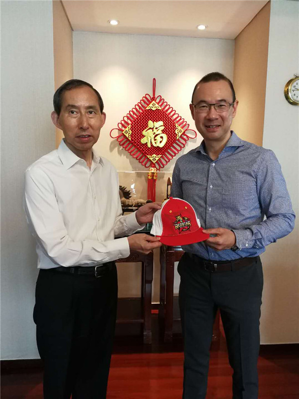 2龙宇翔向郭耀文赠送昆仑鸿星冰球队球帽.jpg