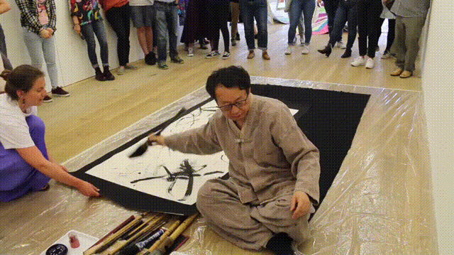 张强教授在表演02.jpg