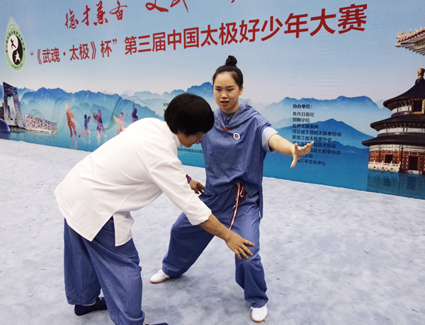 万周迎院长指导视障儿童排练.jpg