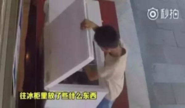 小男孩放信.jpg