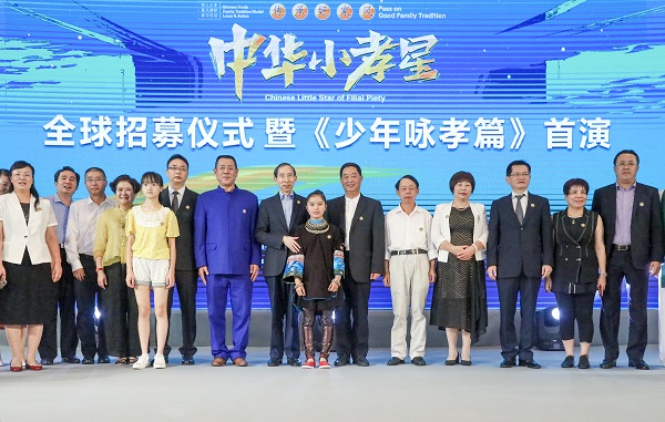 余虽合影.JPG