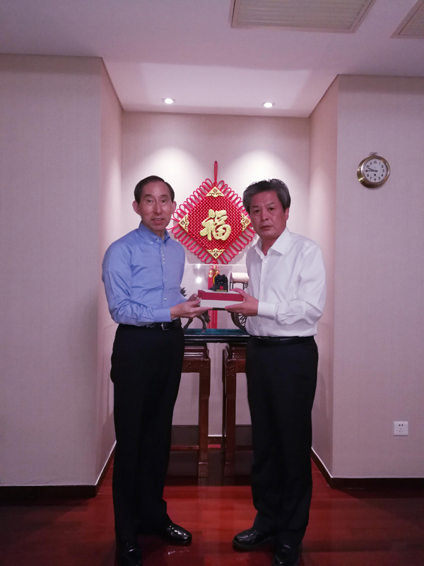 龙宇翔向陈德海赠送一带一路《融玺》.jpg