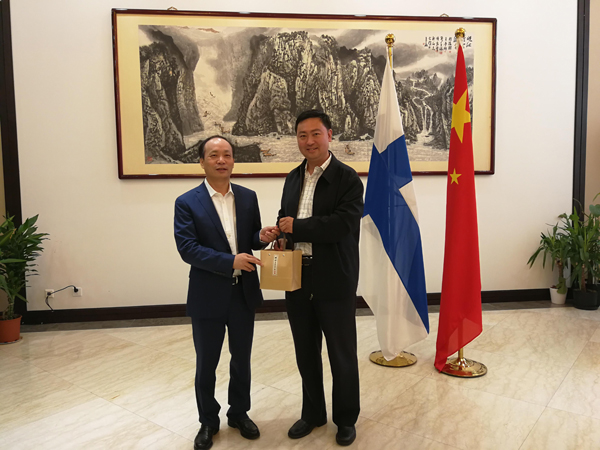 周德睿向陈立赠送礼品0001.jpg