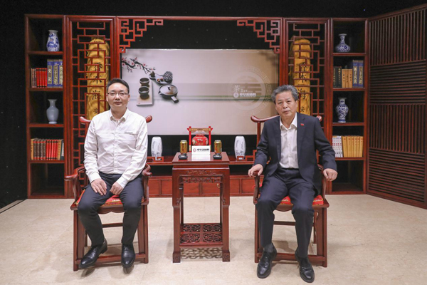 苏心灵（左）与陈德海在中华善德网演播厅合影.jpg