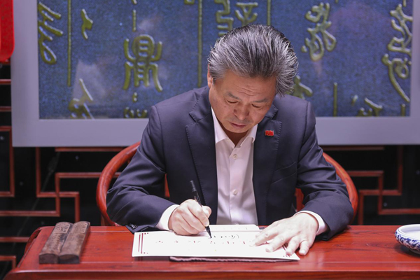 陈德海为“中华小孝星”系列荣誉证书签名.jpg