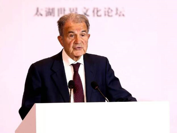 太湖世界文化论坛名誉主席、意大利前总理罗马诺·普罗迪致辞.jpg