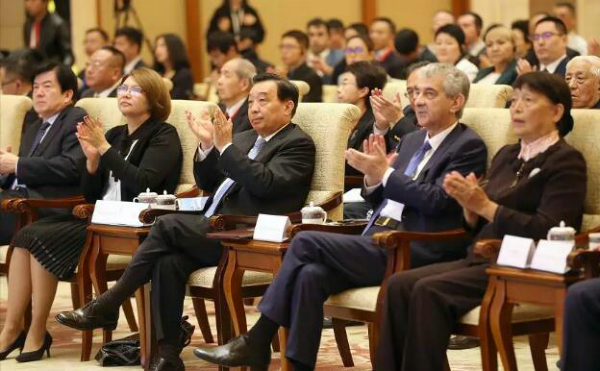 中共中央政治局委员、全国人大常委会副委员长王晨（前排中）在开幕式上.jpg