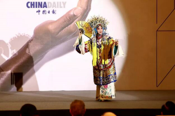 开幕式现场的京剧表演.jpg