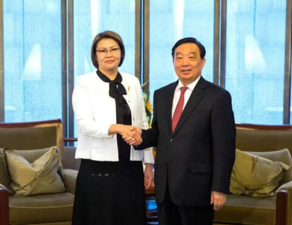 王晨会见奥穆尔别科娃.jpg