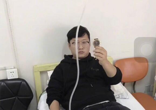 “想请病假？先拍张人、脸、时间都在的照片再说”.jpg