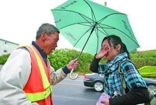 一位环卫工捡到一个女大学生的钱包.jpg