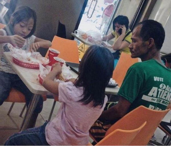 网友在餐厅用餐时看到的一幕.jpg