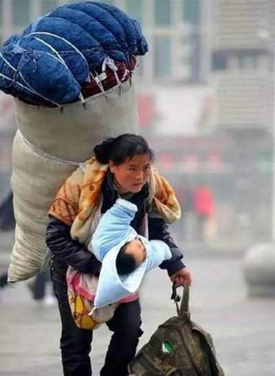 江西南昌火车站，一位母亲怀里抱着孩子.jpg