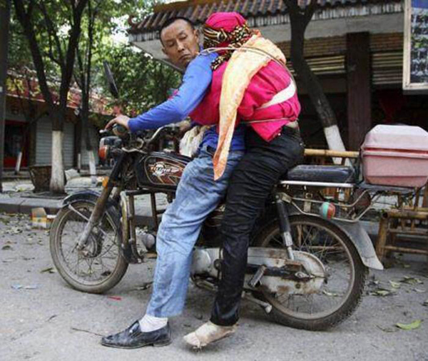 在一张图片上，一个在地震中痛失妻子的男子饱含深情.jpg