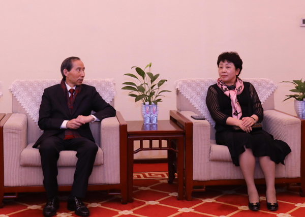 中国国际文化传播中心执行主席龙宇翔（左）与广西壮族自治区党委常委、宣传部部长范晓莉.jpg