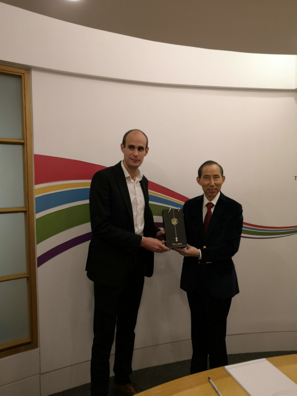 龙宇翔向韦廉斯赠送礼品03.jpg