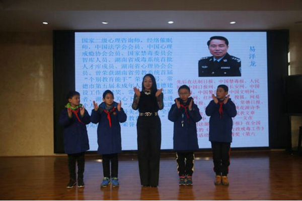盛澜清老师示范引领拍手操.jpg