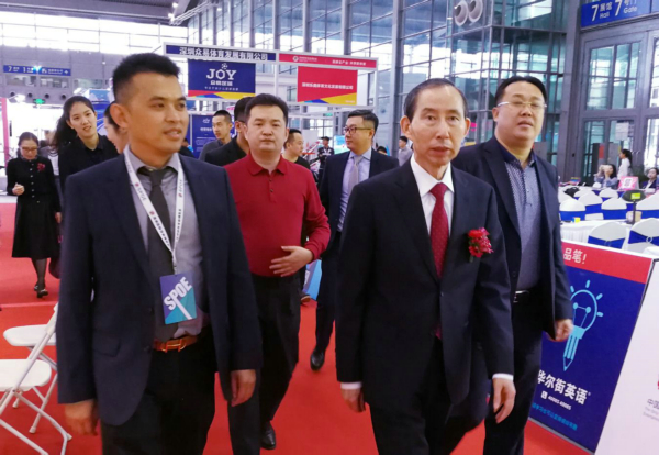 参观博览会.jpg