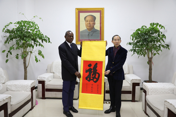 龙宇翔向托马斯•曼德雷特赠送书法作品.jpg