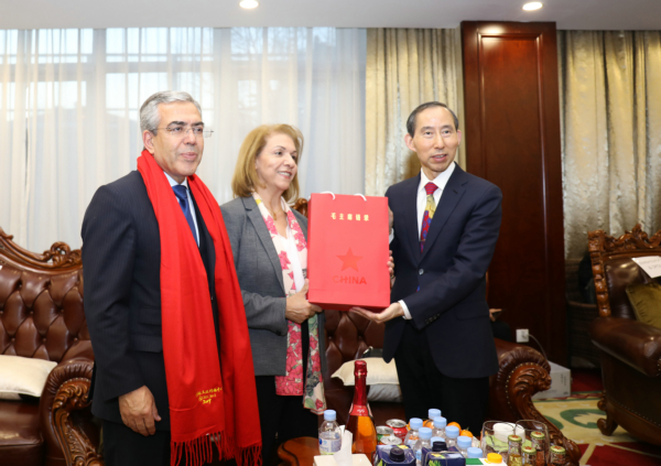 龙宇翔向阿尔及利亚驻华大使赠送礼品.jpg