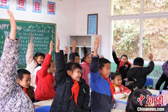 政和县西津畲族小学学生们踊跃回答问题。　供图 摄