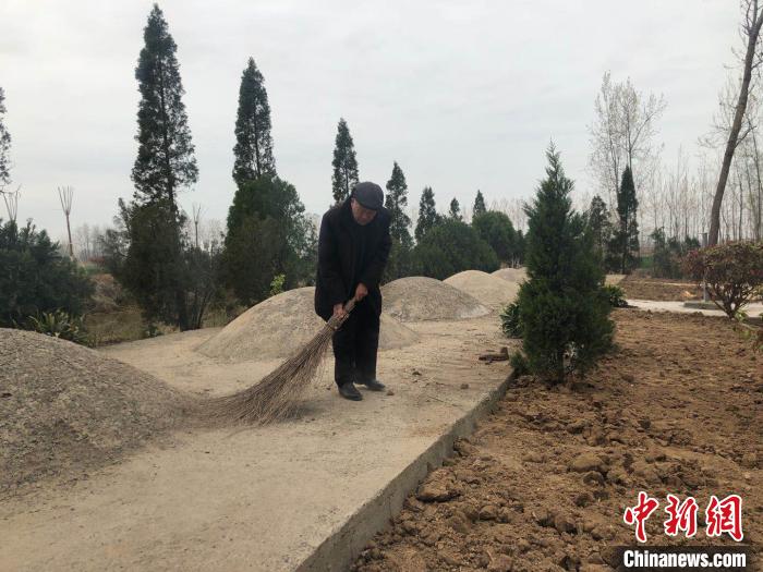 临近清明，臧余年正在打扫无名烈士墓。　刘林 摄