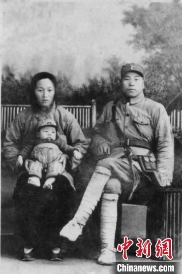 邱德平年轻时与丈夫合影。(翻拍老照片) 刘林 摄