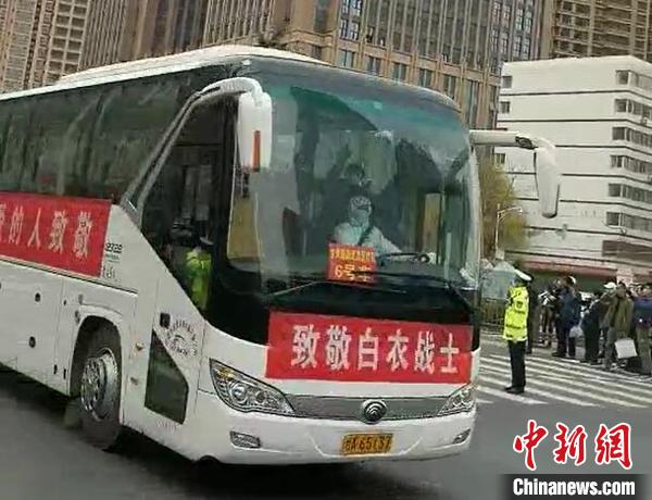 甘肃最后一批支援湖北医护人员返回兰州。(资料图) 刘勇 摄