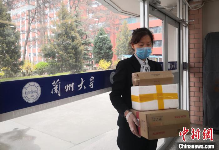 图为楼管阿姨帮同学们收快递。　刘玉桃 摄