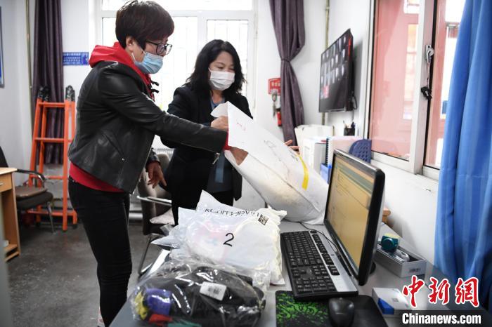 图为楼管阿姨帮同学们邮寄衣服以及学习用品。　杨艳敏 摄