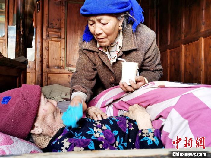 通讯：青海藏乡尖扎九旬瘫痪婆婆与花甲儿媳的半世情缘