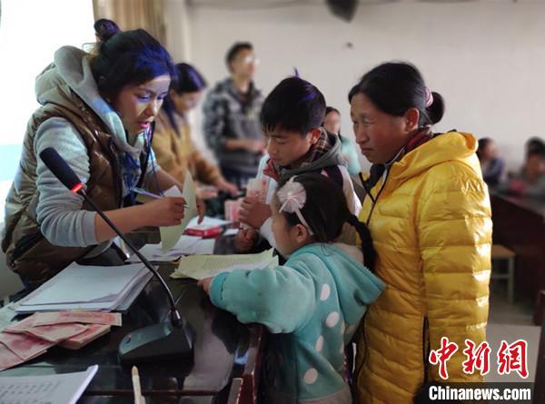 莫色小兰给受助学生发放助学金。　受访者提供 摄