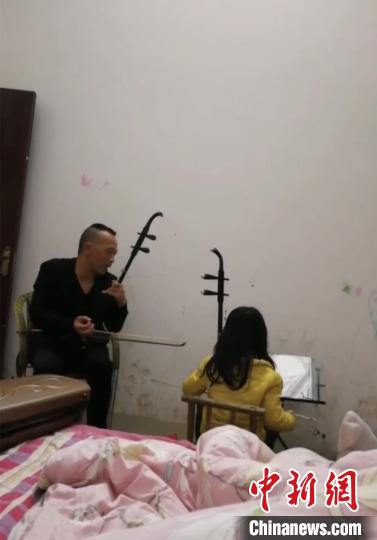 湖南贫家女孩的音乐路：爱心接力筑牢梦想