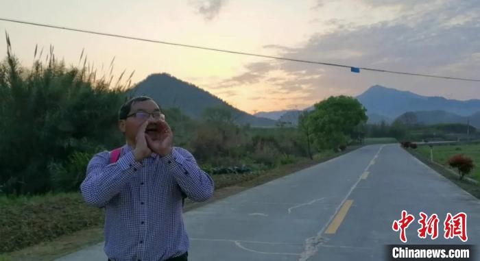浙江老教师每天步行30公里收发作业：再累不能亏待孩子