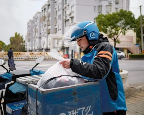苟诗意：“没想那么多，只想赶紧把人救上来！”