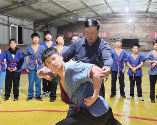 白鹤江：摔跤吧！爷爷