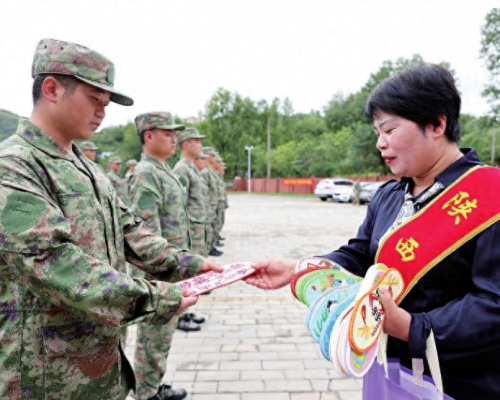 张兰：丈夫离世后，她把爱缝进一双双鞋垫里