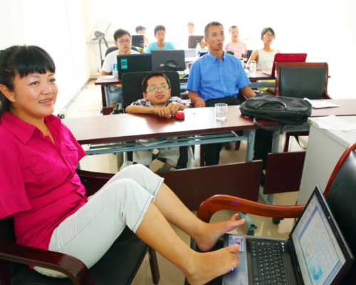 夏虹：“生命以痛吻我，我愿报之以歌”